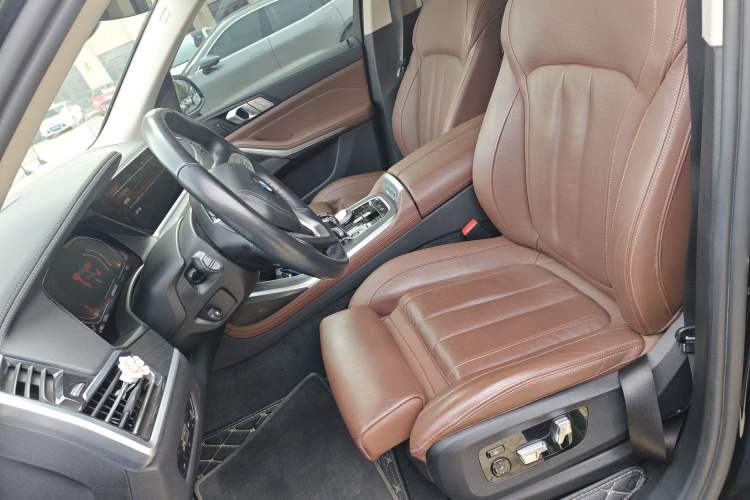 Used BMW X7 2022 xDrive40i Luxury Package with Leading Features Left Front Seat
