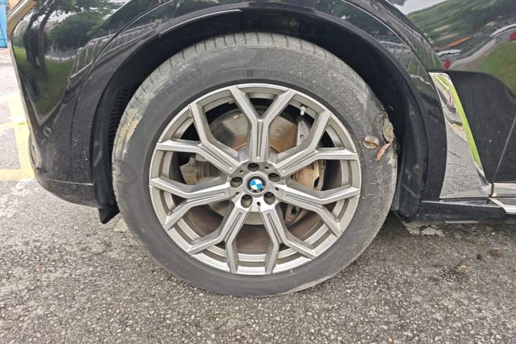 Used BMW X7 2022 xDrive40i Luxury Package with Leading Features Left Front Wheel Hub