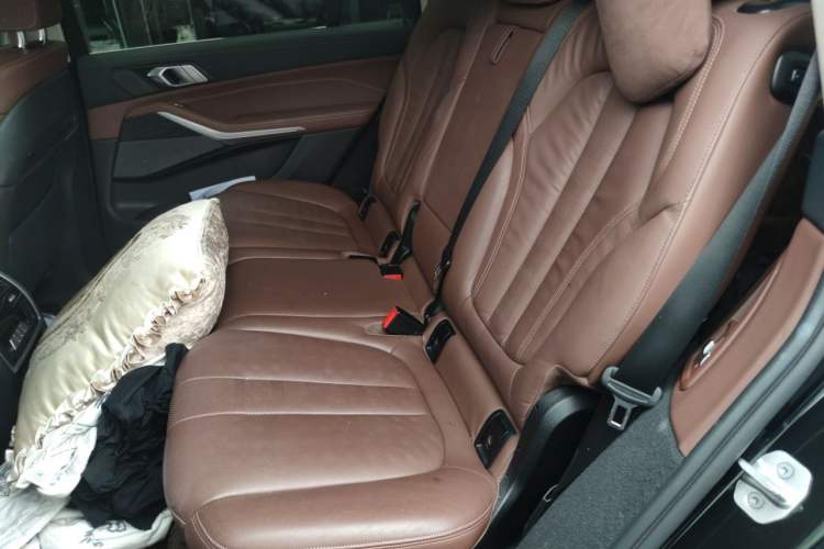 Used BMW X7 2022 xDrive40i Luxury Package with Leading Features Left Rear Seat