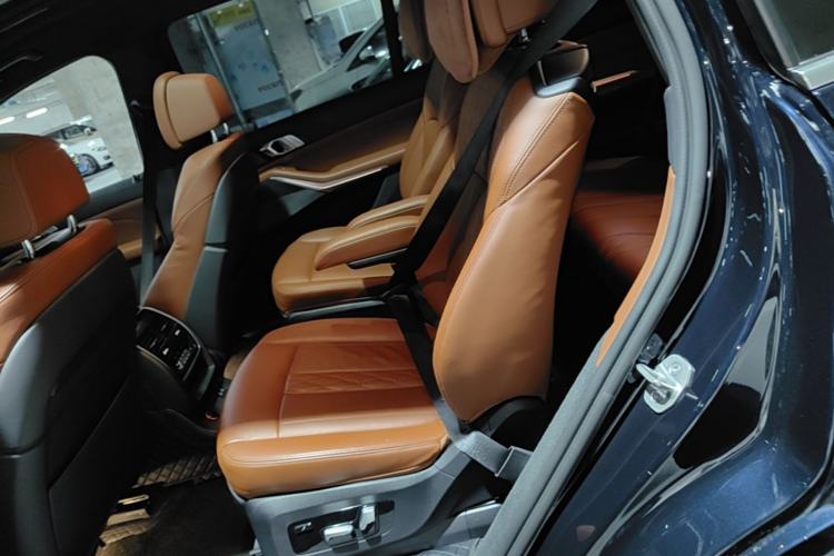 Used BMW X7 2022 xDrive40i Luxury M Sport Package Left Rear Seat