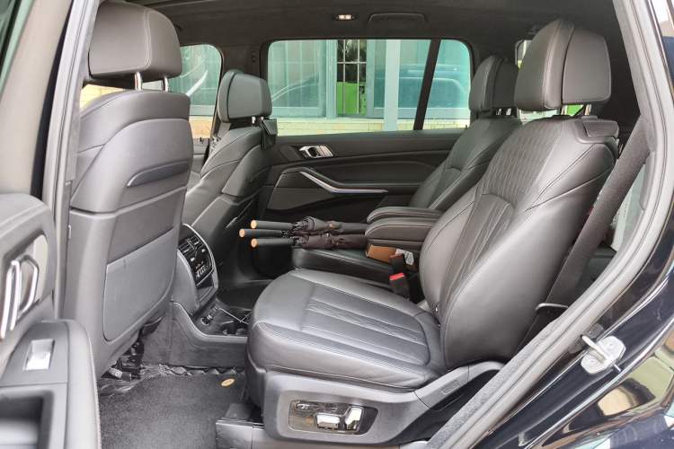 Used BMW X7 2022 xDrive40i Luxury M Sport Package Left Rear Seat