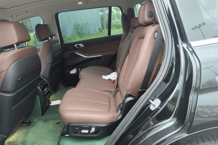 Used BMW X7 2022 xDrive40i Luxury Package with Leading Features Left Rear Seat