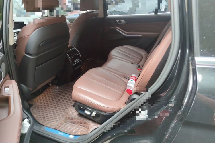 Used BMW X7 2022 xDrive40i Luxury Package with Leading Features Left Rear Seat