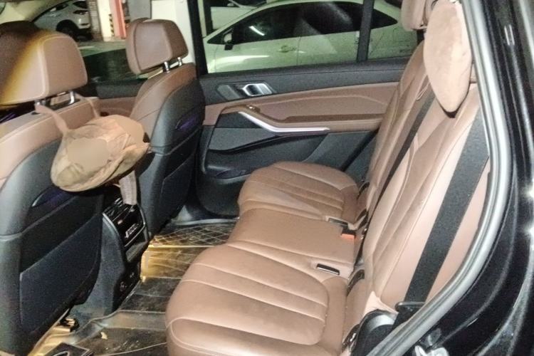 Used BMW X7 2022 xDrive40i Luxury Package with Leading Features Left Rear Seat
