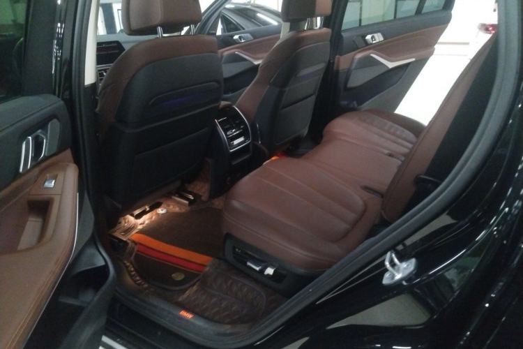 Used BMW X7 2022 xDrive40i Luxury Package with Leading Features Left Rear Seat
