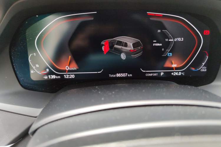 Used BMW X7 2022 xDrive40i Luxury Package with Leading Features Odometer Close Up