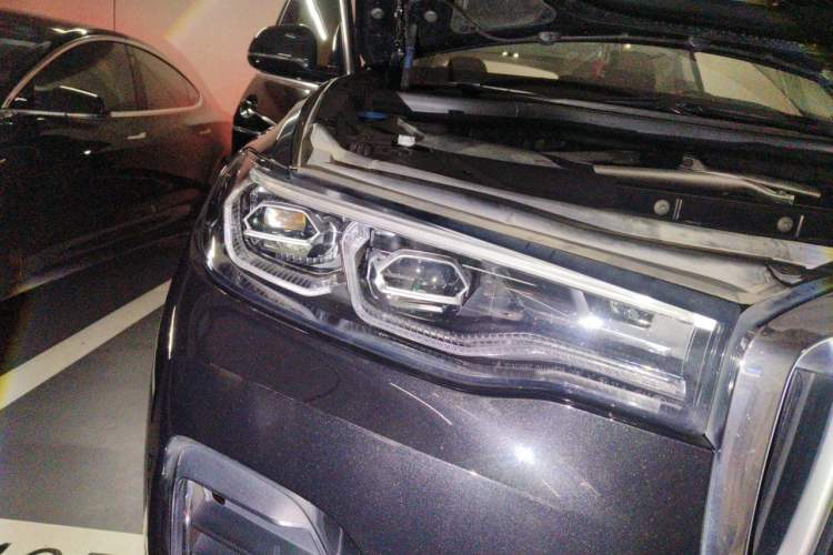 Used BMW X7 2022 xDrive40i Luxury Package with Leading Features Right Front Headlight