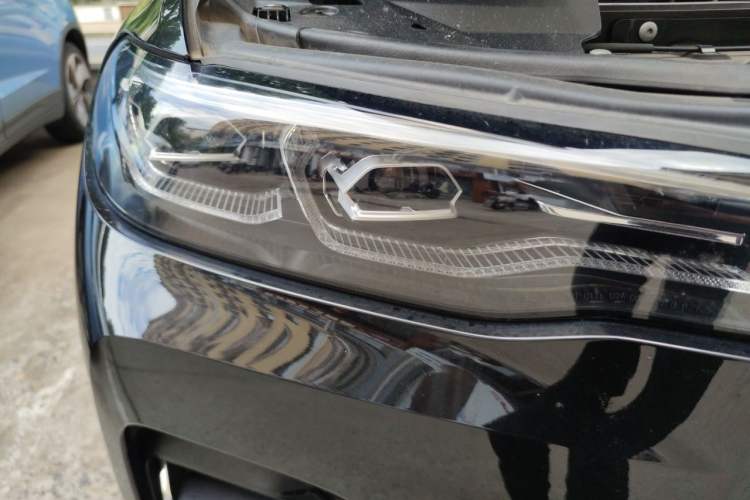 Used BMW X7 2022 xDrive40i Luxury Package with Leading Features Right Front Headlight