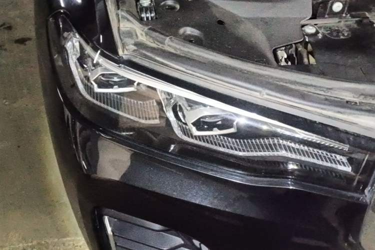 Used BMW X7 2022 xDrive40i Luxury Package with Leading Features Right Front Headlight