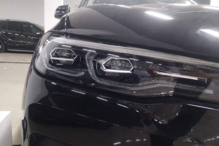 Used BMW X7 2022 xDrive40i Luxury Package with Leading Features Right Front Headlight