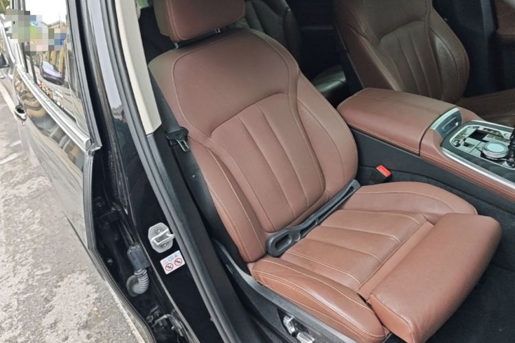 Used BMW X7 2022 xDrive40i Luxury Package with Leading Features Right Front Seat