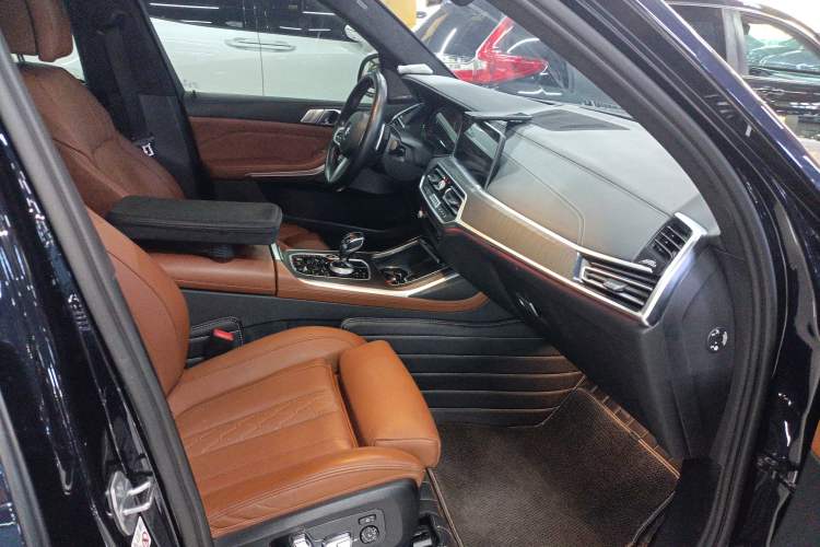 Used BMW X7 2022 xDrive40i Luxury M Sport Package Right Front Seat