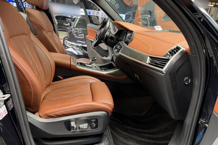 Used BMW X7 2022 xDrive40i Luxury M Sport Package Right Front Seat