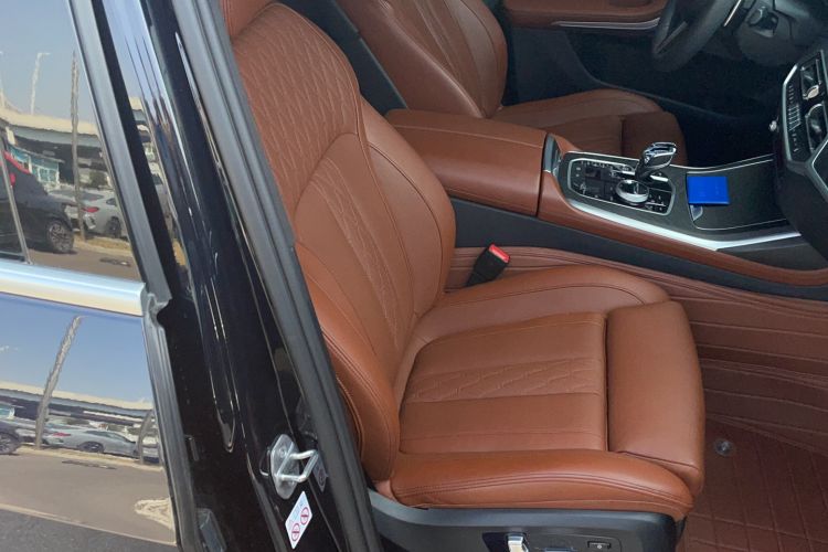 Used BMW X7 2022 xDrive40i Luxury M Sport Package Right Front Seat
