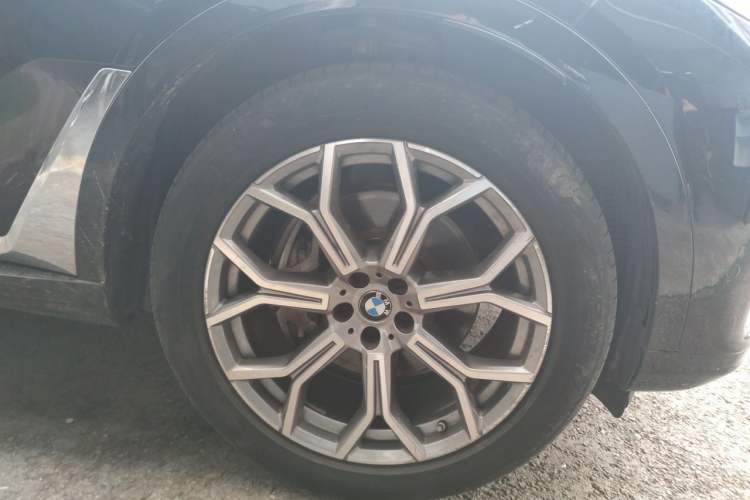 Used BMW X7 2022 xDrive40i Luxury Package with Leading Features Right Front Wheel Hub
