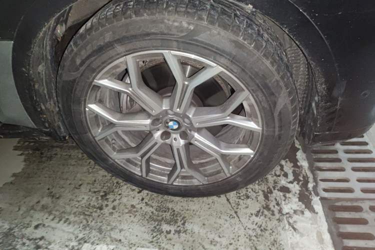 Used BMW X7 2022 xDrive40i Luxury Package with Leading Features Right Front Wheel Hub