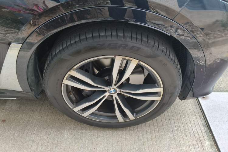 Used BMW X7 2022 xDrive40i Luxury M Sport Package Right Front Wheel Hub