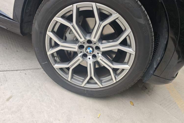 Used BMW X7 2022 xDrive40i Luxury Package with Leading Features Right Front Wheel Hub