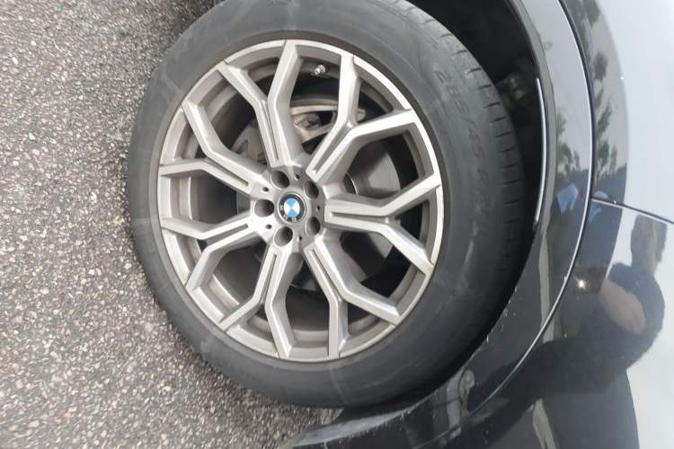 Used BMW X7 2022 xDrive40i Luxury Package with Leading Features Right Front Wheel Hub