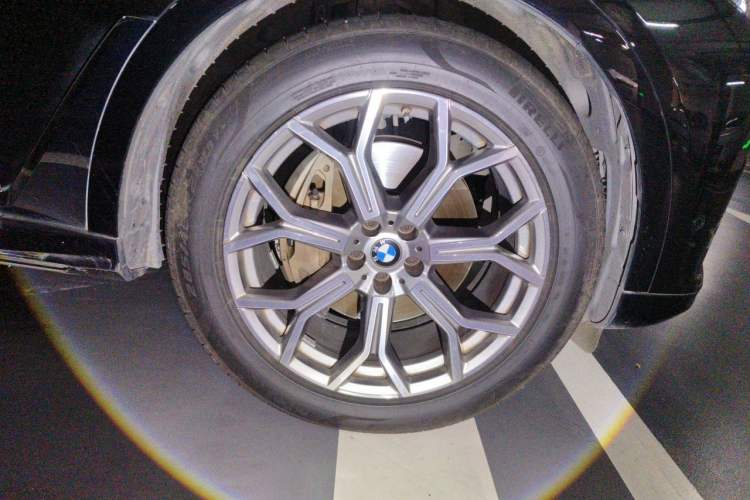 Used BMW X7 2022 xDrive40i Luxury Package with Leading Features Right Front Wheel Hub