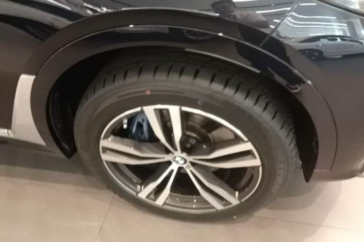 Used BMW X7 2022 xDrive40i Luxury M Sport Package Right Front Wheel Hub