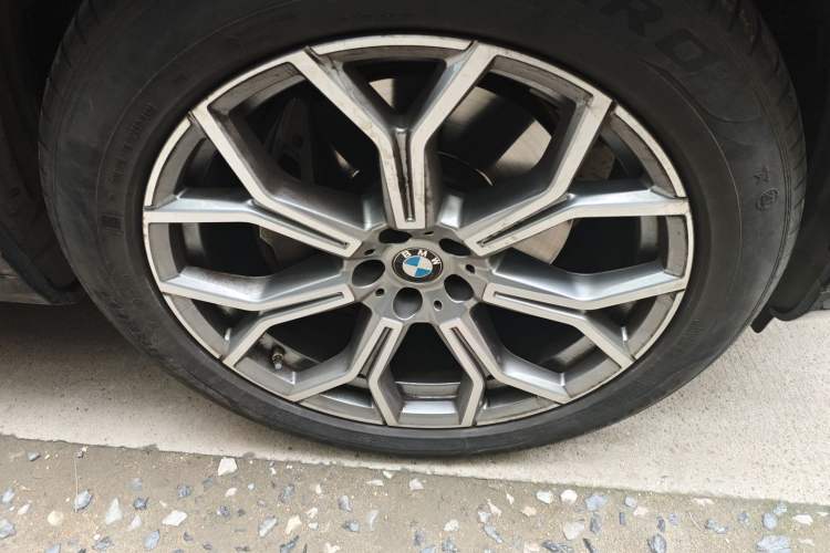 Used BMW X7 2022 xDrive40i Luxury Package with Leading Features Right Front Wheel Hub