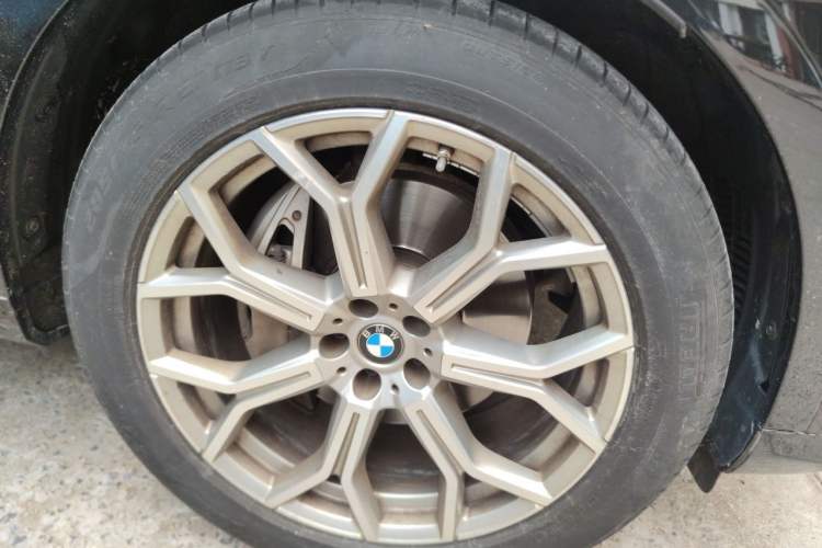 Used BMW X7 2022 xDrive40i Luxury Package with Leading Features Right Front Wheel Hub