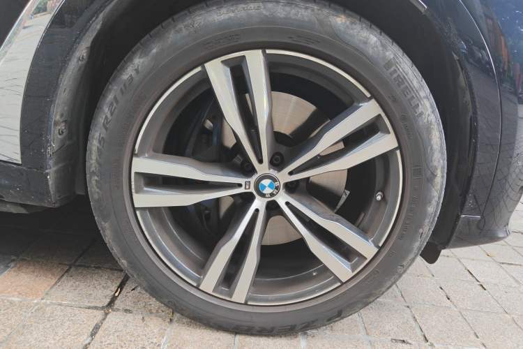 Used BMW X7 2022 xDrive40i Luxury M Sport Package Right Front Wheel Hub