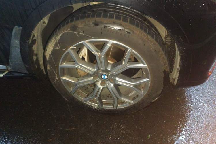 Used BMW X7 2022 xDrive40i Luxury Package with Leading Features Right Front Wheel Hub