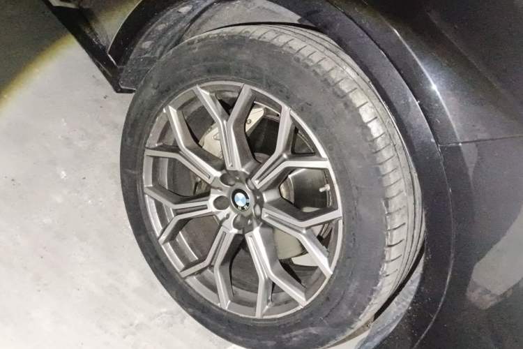 Used BMW X7 2022 xDrive40i Luxury Package with Leading Features Right Front Wheel Hub