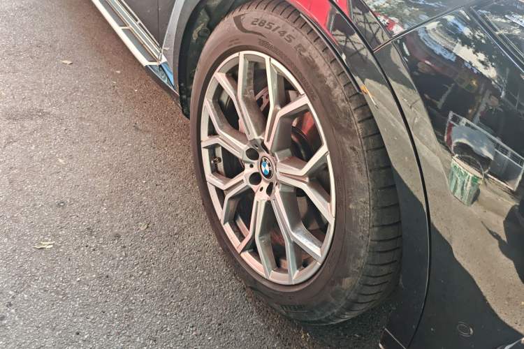 Used BMW X7 2022 xDrive40i Luxury Package with Leading Features Right Front Wheel Hub