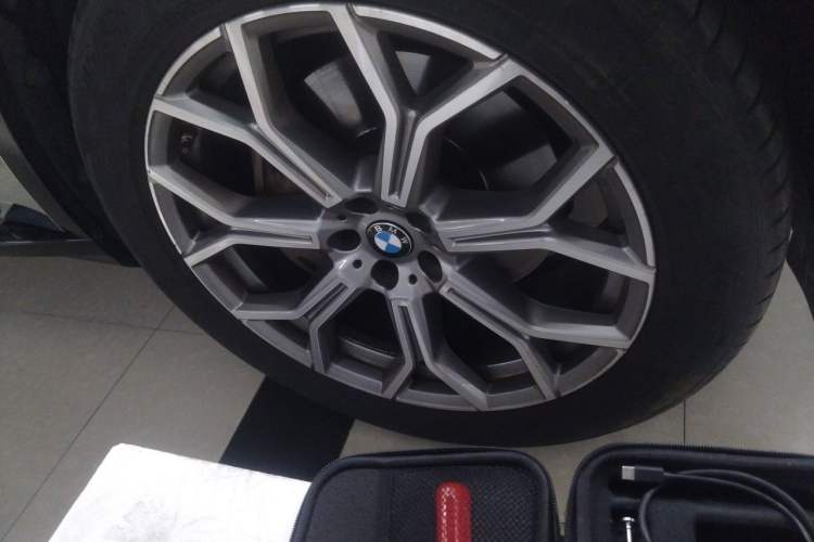 Used BMW X7 2022 xDrive40i Luxury Package with Leading Features Right Front Wheel Hub