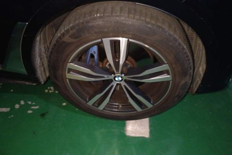 Used BMW X7 2022 xDrive40i Luxury M Sport Package Right Front Wheel Hub