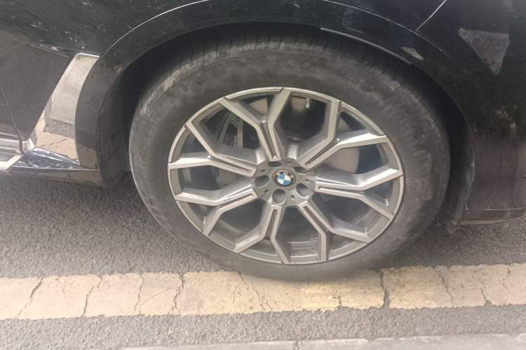 Used BMW X7 2022 xDrive40i Luxury Package with Leading Features Right Front Wheel Hub