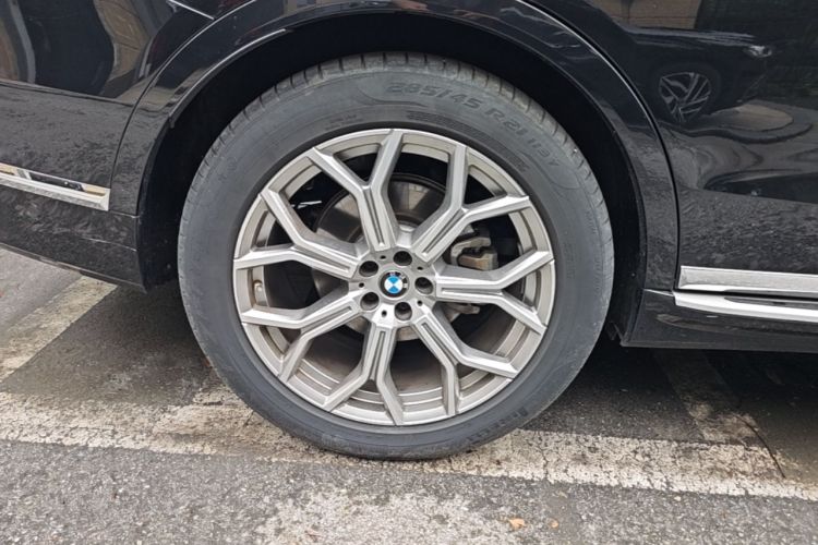 Used BMW X7 2022 xDrive40i Luxury Package with Leading Features Right Rear Wheel Hub