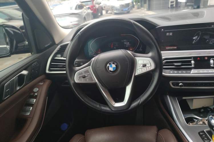 Used BMW X7 2022 xDrive40i Luxury Package with Leading Features Steering Wheel