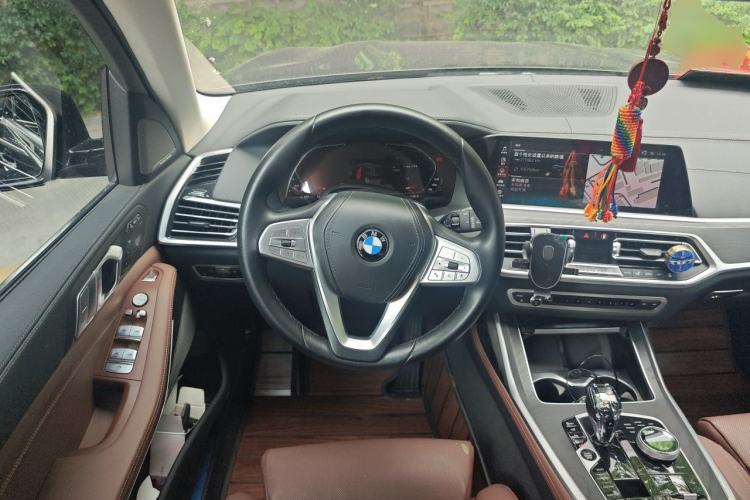 Used BMW X7 2022 xDrive40i Luxury Package with Leading Features Steering Wheel
