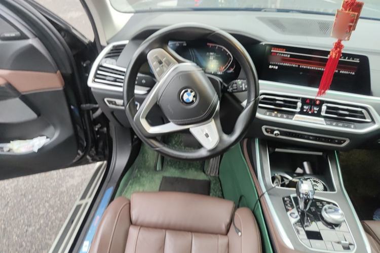 Used BMW X7 2022 xDrive40i Luxury Package with Leading Features Steering Wheel