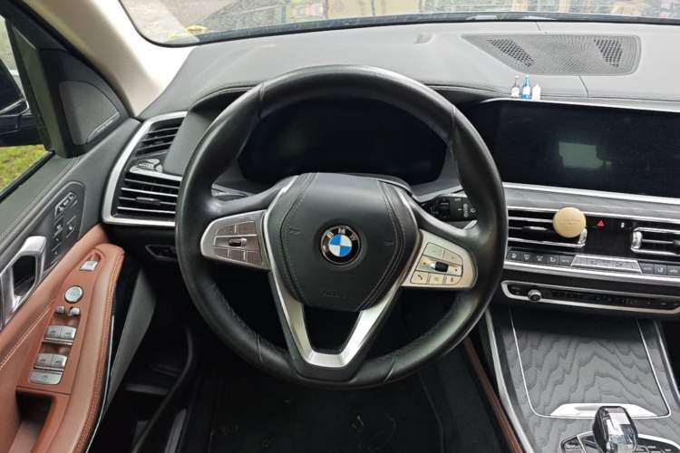 Used BMW X7 2022 xDrive40i Luxury Package with Leading Features Steering Wheel