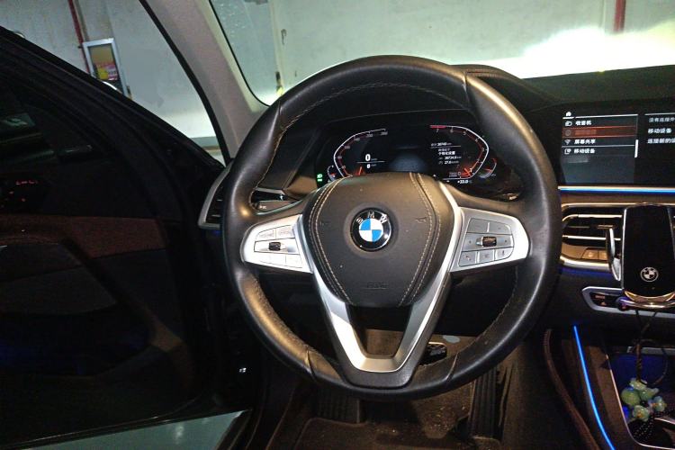 Used BMW X7 2022 xDrive40i Luxury Package with Leading Features Steering Wheel