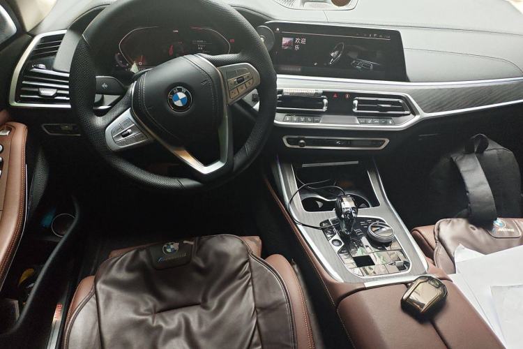 Used BMW X7 2022 xDrive40i Luxury Package with Leading Features Steering Wheel