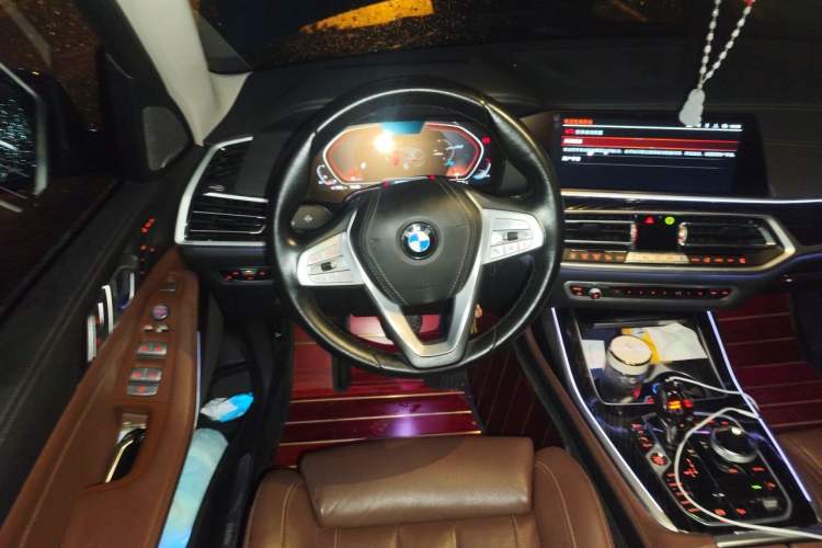 Used BMW X7 2022 xDrive40i Luxury Package with Leading Features Steering Wheel