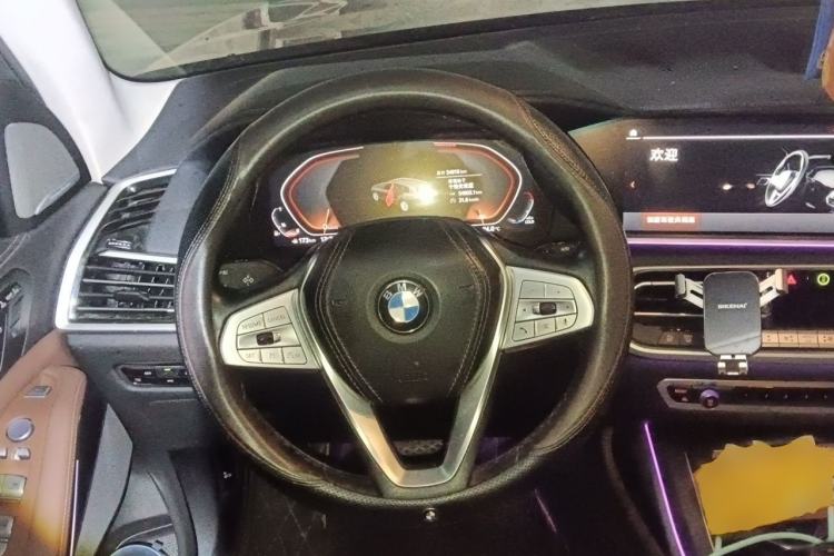 Used BMW X7 2022 xDrive40i Luxury Package with Leading Features Steering Wheel