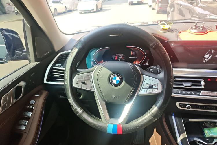 Used BMW X7 2022 xDrive40i Luxury Package with Leading Features Steering Wheel