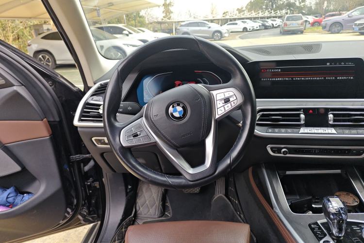 Used BMW X7 2022 xDrive40i Luxury Package with Leading Features Steering Wheel