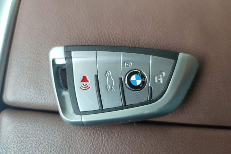 Used BMW X7 2022 xDrive40i Luxury Package with Leading Features Vehicle Key