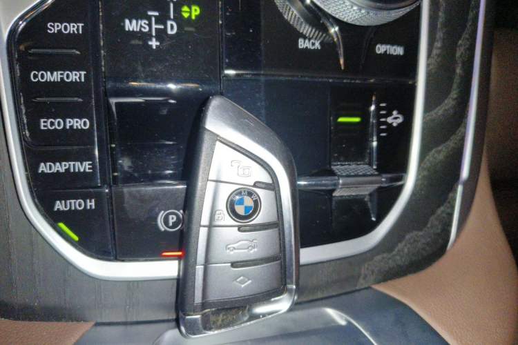 Used BMW X7 2022 xDrive40i Luxury Package with Leading Features Vehicle Key
