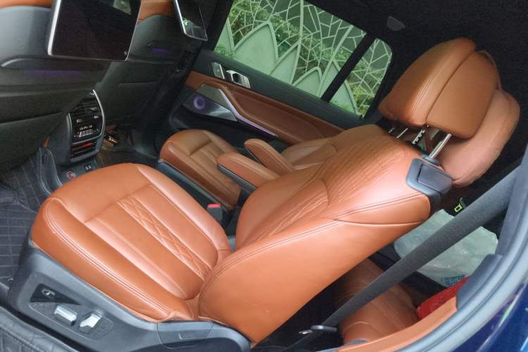 Used BMW X7 2022 xDrive40i Executive M Sport Package Left Rear Seat
