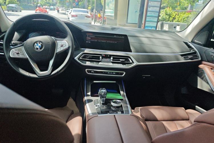 Used BMW X7 2022 xDrive40i Luxury Package with Leading Features Center Console