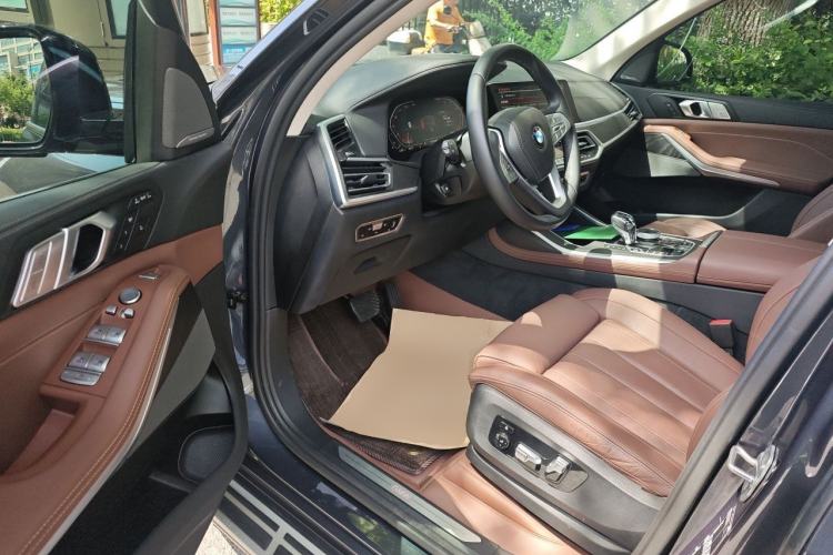 Used BMW X7 2022 xDrive40i Luxury Package with Leading Features Driver Seat